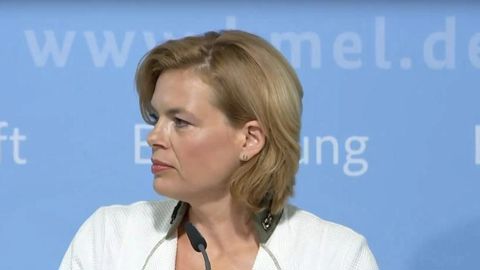 La ministre allemande de l’agriculture Julia Klöckner lors de la conférence de presse sur la sécheresse ©Youtube/Phoenix La ministre allemande de l’agriculture Julia Klöckner lors de la conférence de presse sur la sécheresse ©Youtube/Phoenix